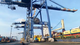 Maersk Gigantes Loading Unloading and Closing Hatch Covers [upl. by Kristi]