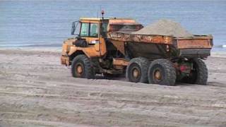 Bagger fahren Baggerarbeiten Hvide Sande am Strand Nordseeküste Dänemarks [upl. by Nohsar]