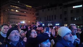 Capodanno a Padova in tantissimi a ballare sulle note di Francesco Gabbani [upl. by Lleder]