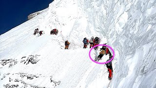 Muore sul K2 e gli altri alpinisti lo scavalcano per andare in vetta [upl. by Cathy211]