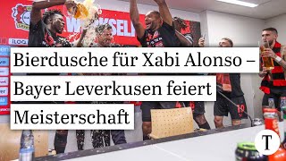 Bierdusche für Xabi Alonso Bayer 04 Leverkusen gewinnt Meisterschaft Fans stürmen Spielfeld [upl. by Ekusuy]