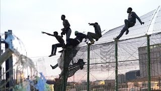 800 inmigrantes intentan entrar en Melilla en un nuevo salto a la valla [upl. by Hilde]