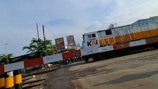 motor ngeyel takut ketabrak kereta di perlintasan kereta api cikampek [upl. by Ignatius745]