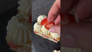 Erdbeer Topfen Schnitte 🍓erdbeerschnitte kuchen nussinebackt rezept [upl. by Noni862]