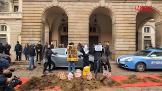 Milano protesta davanti alla Scala foto di Meloni e Netanyahu nel letame [upl. by Ardnwahs563]