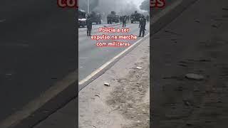 Policia a ser expulso na marcha com milhares [upl. by Hairahcaz]