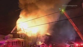 Dos hombres y tres niños pierden la vida en un fatal incendio en Nueva York [upl. by Cecile438]