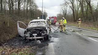 Kleine bestelwagen volledig uitgebrand op afrit E40 in Oostkamp [upl. by Vashtia]