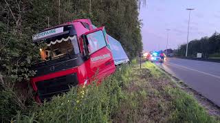 Vrachtwagen belandt in de gracht langs de E40 [upl. by Iasi]