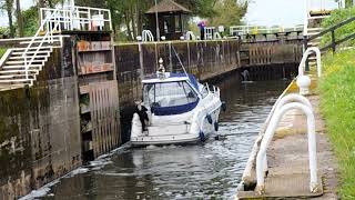 Boat navigating the lock at Gunthorpe on the river Trent [upl. by Frankie]