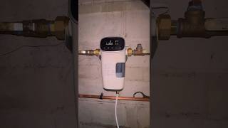 Installing a smart water leak detector from Waterdrop at a traumatized clients house waterdrop [upl. by Remmus]