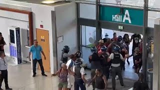 MANIFESTANTS ENVAHISSENT AEROPORT MARTINIQUE PART 2 [upl. by Nollid471]