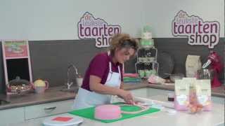 Taart maken en decoreren 3  Taart bekleden met marsepein of fondant [upl. by Lesley583]