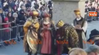 La parata dei Re Magi in costume storico per le vie del centro di Milano [upl. by Ocisnarf]