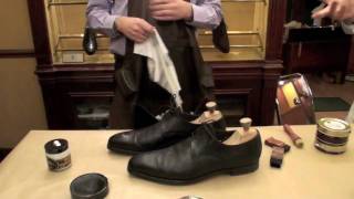 Conseils pour glacer ses chaussures par Crockett amp Jones [upl. by Lellih]