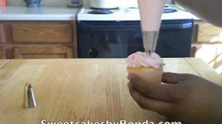 How to Frost a Cupcake using a 1M Tip [upl. by Nievelt]