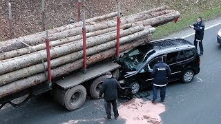 Autofahrerin fährt auf B 252 bei Bad Arolsen unter LangholzLkw [upl. by Werby]