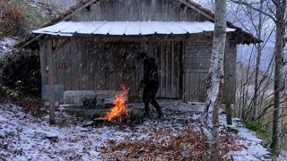 Best Abandoned House Hiding video of 2024Hiding in Abandoned Log Cabin in Heavy Snow and Heavy Rain [upl. by Diogenes]