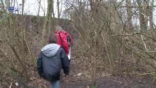 Kinderen vinden grafsteen in bos Staphorst [upl. by Judenberg]