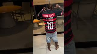 NAQUELE PIQUE 😂🔴⚫ Rafael Leão gostou mesmo de usar o manto do Flamengo hein shorts [upl. by Palocz401]