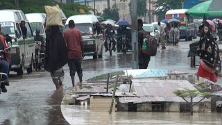 HUZUNI YATANDA MAFURIKO MWANZA MAGARI YASOTA BARABARANI [upl. by Rehtaef]