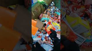 Increible como las tiendas tiran dinero a la basura dumpsterdiving comida [upl. by Akirahs]