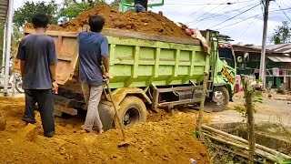 Dump truk pengangkut tanah AMBLAS saat jomplang muatan [upl. by Berey559]