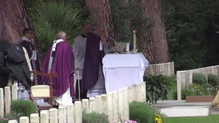 Pioggia torrenziale al Rome War Cemetery durante la messa con Papa Francesco [upl. by Blaise]