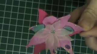 kaarten maken Bloemen gemaakt van Designpapier en Vellum versieren met Stickles card making flowers [upl. by Sharpe]