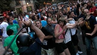 Violents affrontements entre policiers et indignés en Espagne [upl. by Eidnam238]