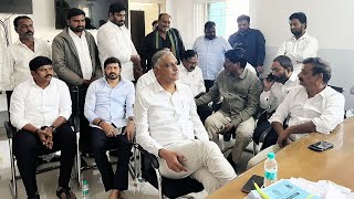 పోలీస్ స్టేషన్ లో హరీష్ రావు కాళ్ళ మీద కాళ్ళు ఏసుకొని ఎలా కుర్చున్నాడో చూడండి [upl. by Auqcinahs]