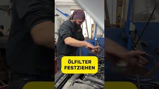 Ölfilter wechselnvw auto werkzeug werkstatt oberbayern bayern kfzmeister kfz mechanic [upl. by Ninnette746]