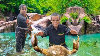 Dwarf Family Takes Daughter to School and Catches Giant Mountain Crab [upl. by Eli]