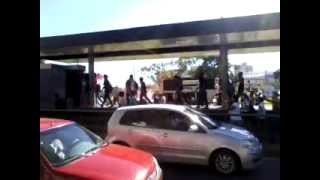 Estudantes invadem o eixo anhanguera em protesto  160513 [upl. by Whitcher]