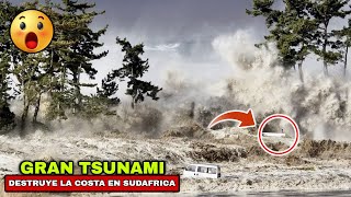 TSUNAMI ARRASA CON AUTOS Y CASAS SE SALE EL MAR Y DESTRUYE LA COSTA GRANDES OLAS DE 10 METROS [upl. by Lesley]