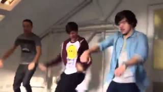 One Direction bailando Cmon Cmon [upl. by Gomer]