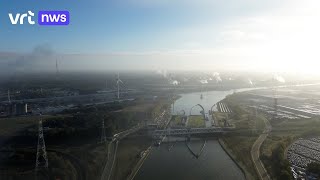 3 gigantische Archimedesschroeven geplaatst aan het sluizencomplex in Genk [upl. by Elletsirk]