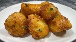 The BEST Crispy Roast Potatoes [upl. by Kubiak]