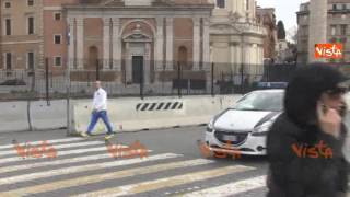 Domenica ecologica a Roma al centro gli ambulanti abusivi fuggono per i vigili e poi tornano [upl. by Lacy438]