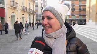 Puglia primo giorno di saldi invernali A Bari la gente in giro a caccia di affari [upl. by Francois890]