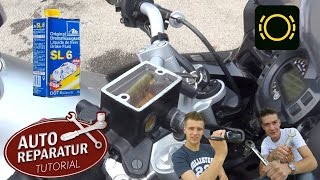 Bremsflüssigkeit wechseln Motorrad  Bremse entlüften DOT  DIY Tutorial [upl. by Eaner686]