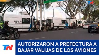 CONFLICTO AERONÁUTICO I El Gobierno autorizó a Prefectura y PSA a bajar las valijas de los aviones [upl. by Eimmit730]