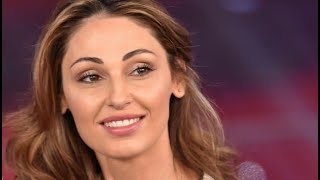 Anna Tatangelo tutta bagnata l’accappatoio scivola troppo fan in delirio [upl. by Jonis]