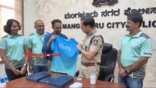 CP Anupam Agrawal Unveils Niveus Mangalore Marathon 2024 Finishers’ Medal and T–Shirt [upl. by Kimbra]