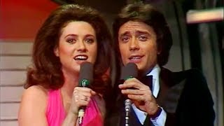 Gigliola Cinquetti amp Gianni Nazzaro  Medley dei loro successi 1975 [upl. by Annaigroeg]