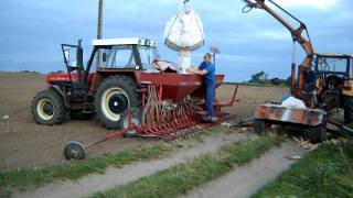 Zetor 16145  siewnik Accord załadunek materiału siewnego seeding machine seeds loading [upl. by Rebbecca129]