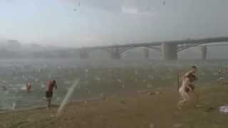 Tempête de grêle sur une plage 12 juillet 2014 à Novossibirsk en Russie [upl. by Nelubez]