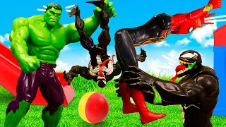 La lotta dei supereroi Hulk e lUomo Ragno al parco giochi Scuola Allegra Video per bambini [upl. by Sualkin]