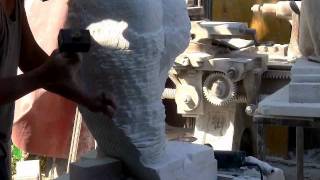 Scultura a mano di un Torso greco su marmo di Carrara [upl. by Aisitel]