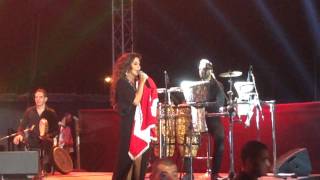 Elissa 3a Esmak Ghannayt Raising Lebanon Flag اليسا ع اسمك غنيت [upl. by Adnaloy]